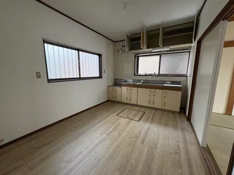 Facing a south road with good sunlight♪ A property in a great location, 13 minutes on foot from the station! - Image 3