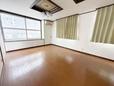 ◆Bright and open living space with two-sided lighting in all rooms◆The entrance has a vaulted ceiling◆Abundant storage space - Image 3
