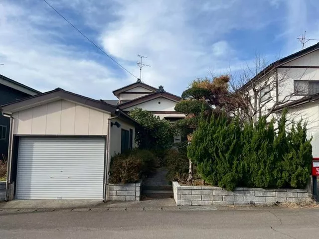 A used house with a garage built on a 69-tsubo lot in Koyo Town.
