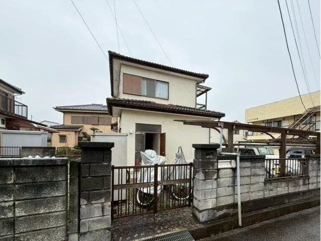 A bright 4LDK built on a 50-tsubo lot. The bathroom is over 1 tsubo, has a reheating function, and a window.