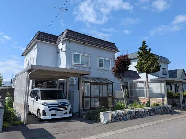 Approximately 67 tsubo! Old house with many repair histories! Approximately 14m road frontage on the southwest side.