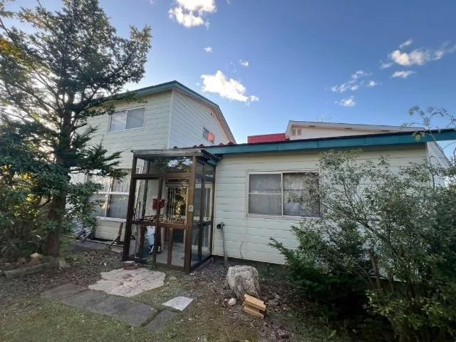 A used house with a vast lot has appeared in the southern area of Shimizu Town.