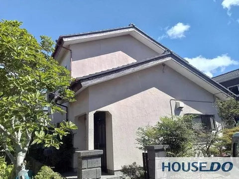 Spacious 5LDK used detached house on a corner lot! Parking for 2 cars, located in a quiet residential area.