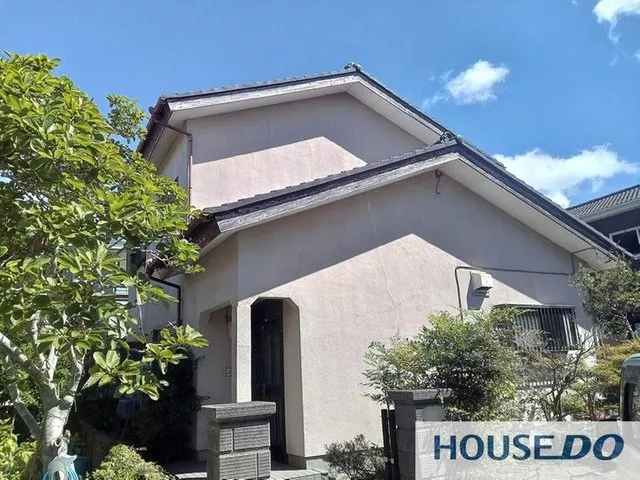 Spacious 5LDK used detached house on a corner lot! Parking for 2 cars, located in a quiet residential area.