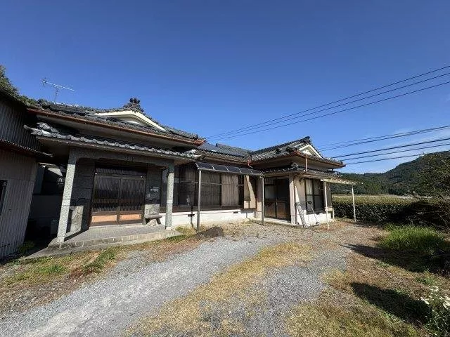 Land area approximately 213 tsubo! With solar power♪ Includes warehouse and garage for easy parking♪