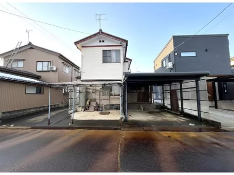 Parking for 3 cars available. A comfortable 4LDK detached house.