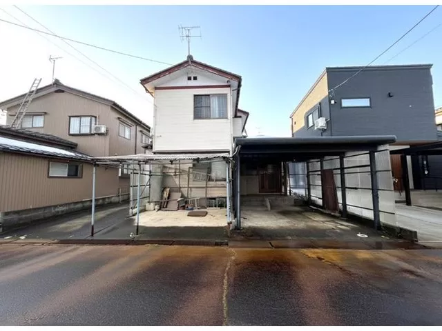 Parking for 3 cars available. A comfortable 4LDK detached house.