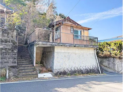 ■ The site area is spacious at approximately 99 tsubo ■ Great sunlight due to elevated location, in a nature-rich area