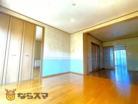 ■10 minutes on foot to the supermarket・5 minutes on foot to the convenience store■4LDK with attic storage - Image 3