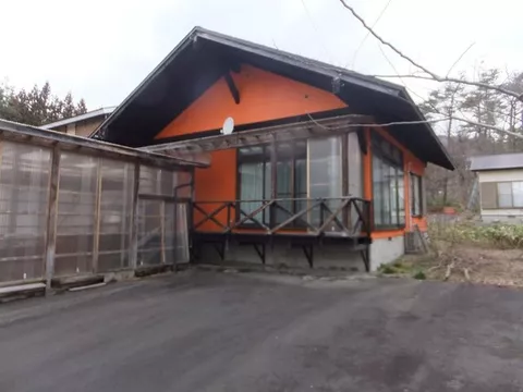 Structure: Wooden 2-story building with basement