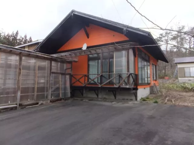 Structure: Wooden 2-story building with basement