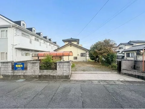 Spacious 5LDK home where the whole family can live comfortably. Parking for 3 cars on the premises!