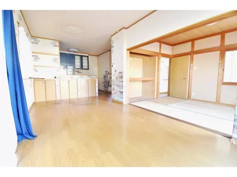 ■LDK approximately 17 tatami mats■Living staircase■Storage in all rooms