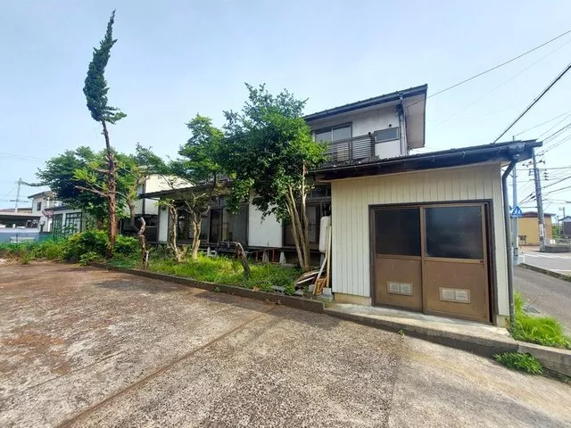 8DK detached house on a corner lot. Parking space for more than 3 cars. Opposite Josai Nursery.