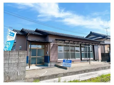 [Open House Held] [Interior and Exterior Renovation Completed] [Move-in Possible Within the Year] A single-story house that is easy to live in