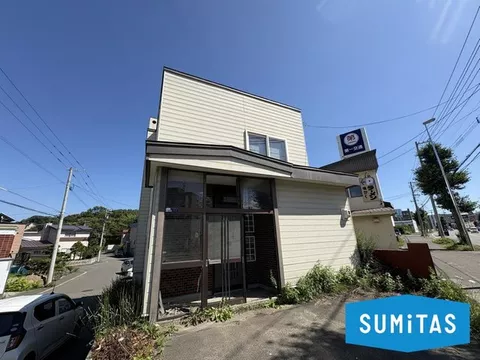 5-minute walk to the supermarket! Approximately 8m wide road in front for smooth parking. A convenient 41-tsubo detached house.