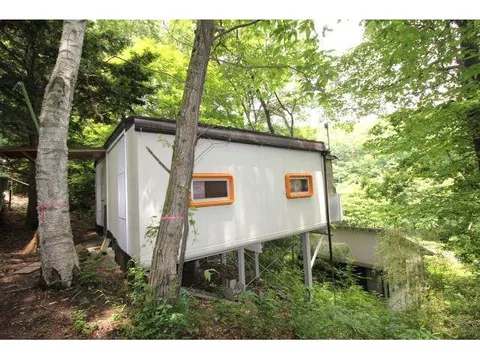 Approximately 1130 m elevation, compact second-hand property reminiscent of a trailer house