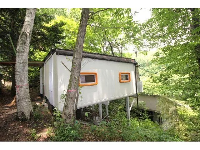 Approximately 1130 m elevation, compact second-hand property reminiscent of a trailer house
