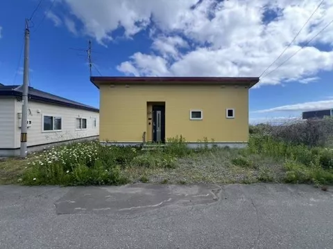 A single-story house to live comfortably with a view of the sea.
