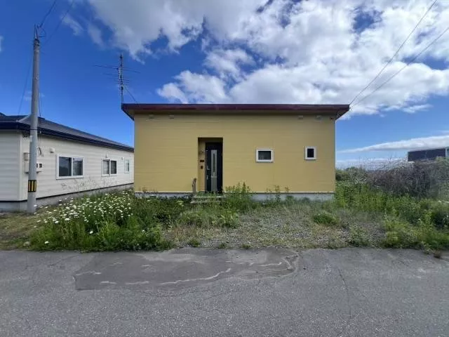 A single-story house to live comfortably with a view of the sea.