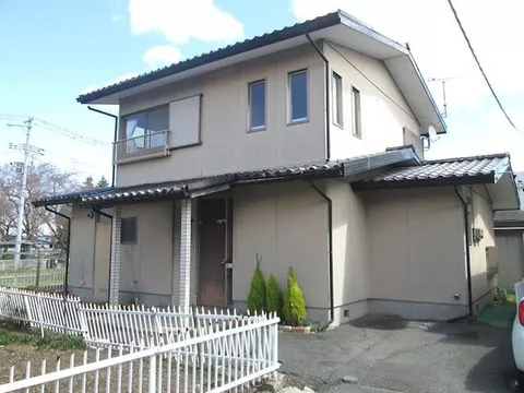 A property with a rich surrounding environment, within a 5-minute walk to supermarkets, convenience stores, and parks!