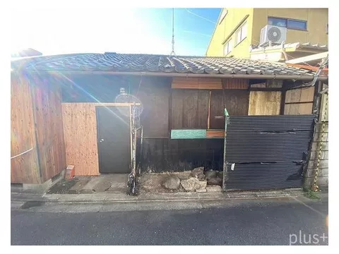 A single-story house near Myoshinji, 5 minutes on foot from Hanazono Station. Renovated interior to suit customer preferences.