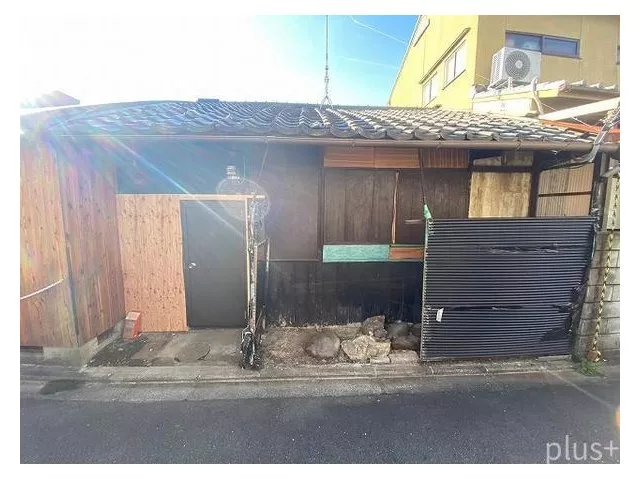 A single-story house near Myoshinji, 5 minutes on foot from Hanazono Station. Renovated interior to suit customer preferences.