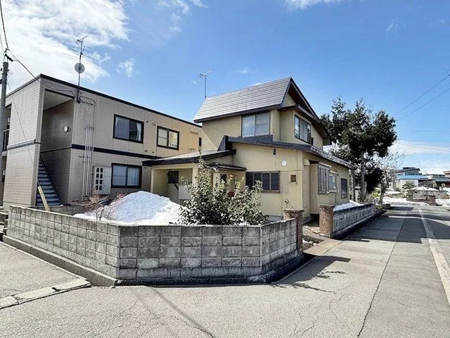 ■ Building available, current condition delivery ■ Recommended for renovation properties