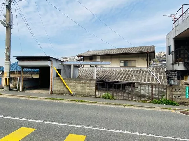 Renovate to create your ideal home! There is space for 2 cars.