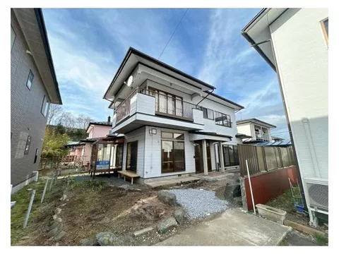 Tour] [Scheduled to renovate interior and exterior] [Scheduled to paint exterior walls] 13-minute walk from supermarket (