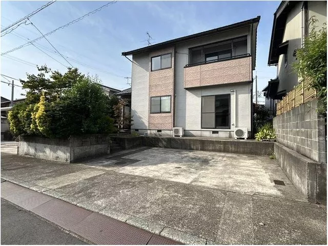 4 minutes on foot to Taichu no Sato Station! 7 minutes on foot to Asozu Elementary School! Equipped with a windbreak room to protect against snow and rain.
