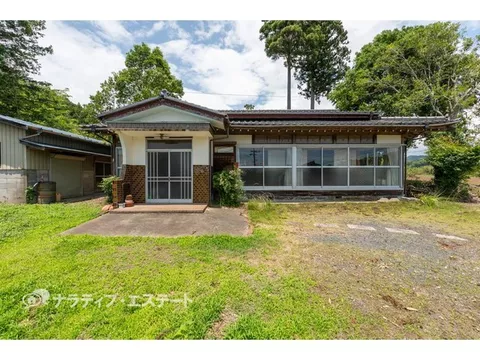 A nature-rich single-story house with 5DK built on a high hill. A living environment healed by rural scenery and the chirping of birds.