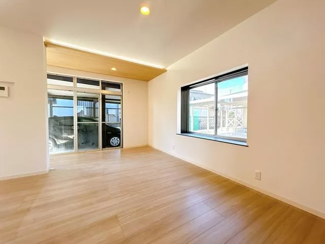 [Open House] Interior and exterior renovations completed / Seismic reinforcement / Water facilities replaced / Parking for 3 cars / Osaka