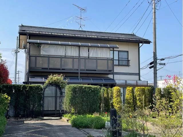 Spacious lot with parking space for 3 or more cars! A garden for outdoor activities and home gardening!