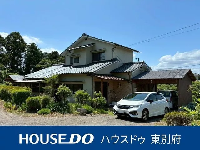 A spacious home of about 293 tsubo, bright and relaxed living environment.