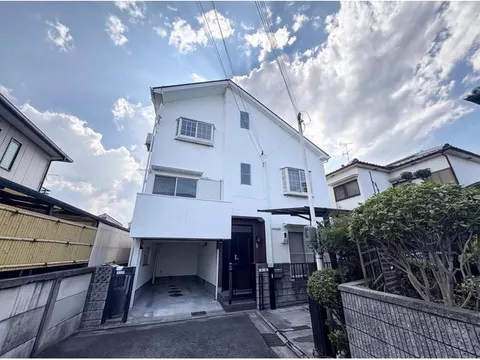 ~Now accepting viewings~ 1st floor garage, 2nd floor living room, 3rd floor bedroom. No wasted movement in the layout