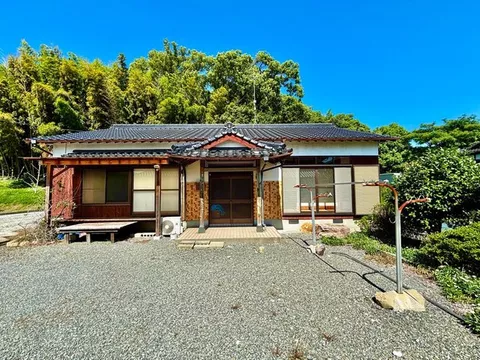A single-story house with an easy flow for daily life, with a spacious lot that can accommodate multiple cars in the parking area♪