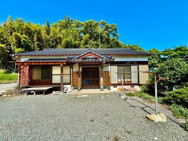 A single-story house with an easy flow for daily life, with a spacious lot that can accommodate multiple cars in the parking area♪
