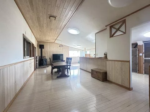A large 8LDK residence standing on a vast lot! 29-tatami mat LDK, built-in garage, and sunroom included - Image 3