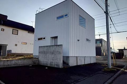 Structure: Wooden/2-story