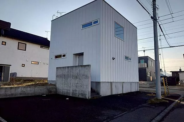 Structure: Wooden/2-story
