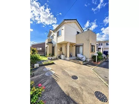 5-minute walk to the convenience store♪ A green residential area! Up to 2 cars can be parked!