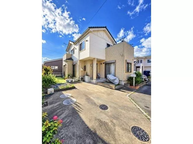 5-minute walk to the convenience store♪ A green residential area! Up to 2 cars can be parked!