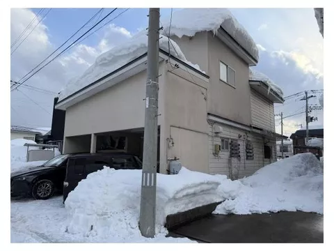 Close to Prefectural Road 103 and Tonya Town, this is a spacious 5DK used house!