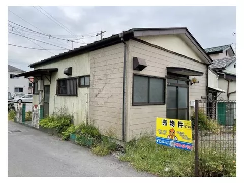 A compact single-story house with an easy-to-navigate layout for housework, just a 2-minute walk to the bus stop♪