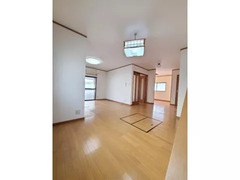 Southeast corner lot with good sunlight! The interior is very spacious, and there is plenty of storage space ♪