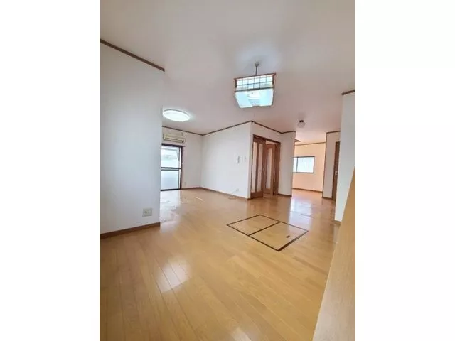 Southeast corner lot with good sunlight! The interior is very spacious, and there is plenty of storage space ♪
