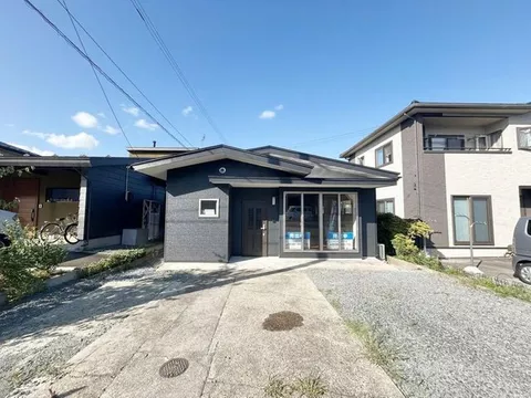 [Open House Scheduled] [Window Replacement Work Planned] A single-story house with an LDK of approximately 13 tatami mats.