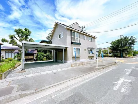 [Open House] [Immediate Move-in Available] 4SLDK layout. Parking for 2 cars in parallel carport.