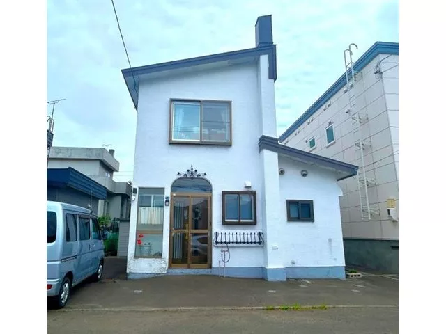 A small house along a wide main road. Snow removal is reliable, and it's a great location just 1 minute on foot to a convenience store and bus stop.
